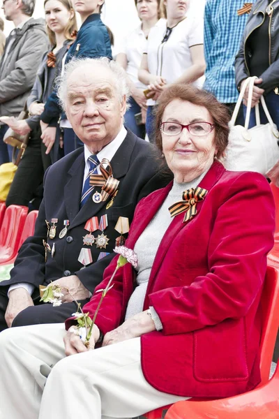 Russian veteran with wife on celebration at the parade annual Vi — Stock Photo, Image