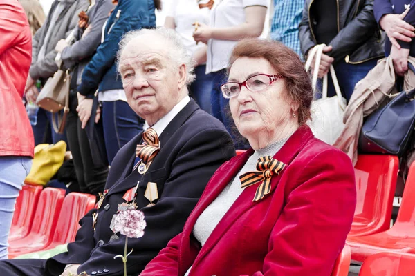 Russian veteran with wife on celebration at the parade annual Vi — Stock Photo, Image