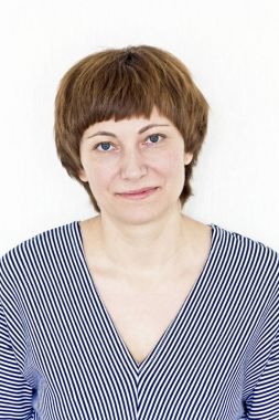Kızıl saçlı ve mavi gözlü güzel kadın