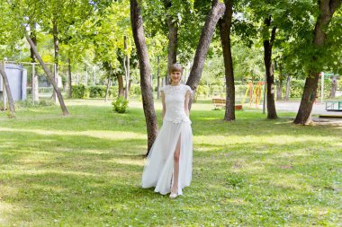 Beyaz dantel elbise yaz zaman güzel gelin