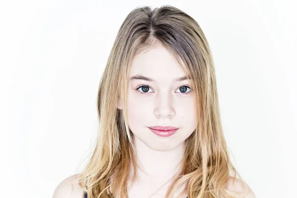 Adolescente chica con el pelo largo rubio y grandes ojos en la pared blanca — Foto de Stock