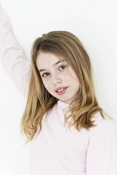 Tonåring tjej med blont långt hår — Stockfoto