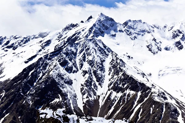 Kaukasus bergen under fluffig snö — Stockfoto