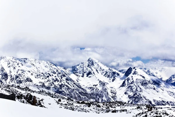 Kaukasusberge unter flauschigem Schnee — Stockfoto
