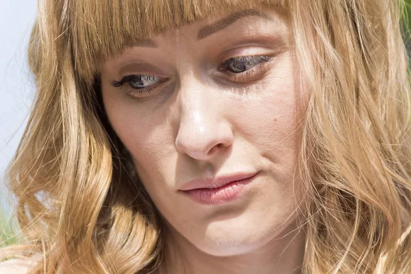 Retrato de mujer joven con el pelo rubio — Foto de Stock