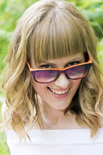 Retrato de mujer joven con el pelo rubio — Foto de Stock