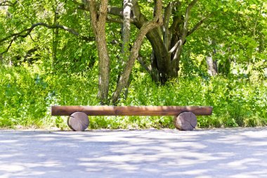 Boş banklı manzara