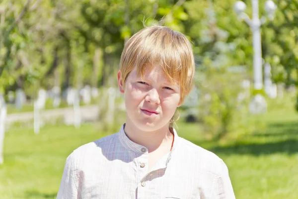 Портрет серьезного мальчика в парке — стоковое фото