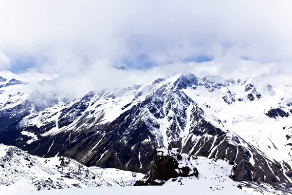 Kaukasus bergen under fluffig snö — Stockfoto