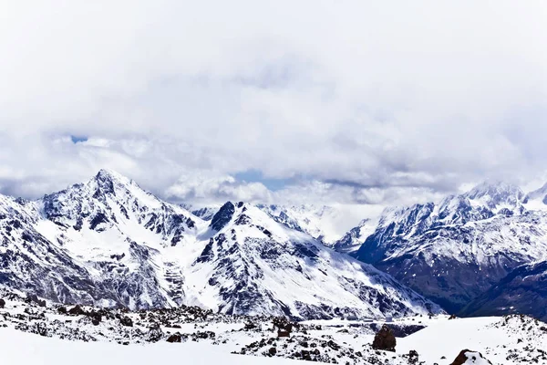 Montañas del Cáucaso bajo nieve esponjosa —  Fotos de Stock