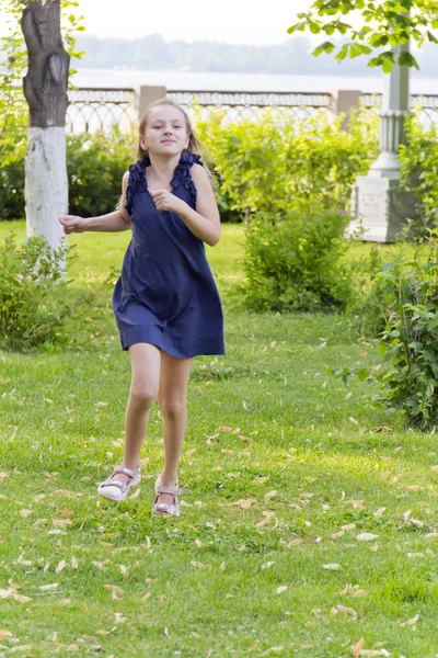Fille caucasienne courir en été avec les cheveux échevelés — Photo