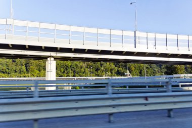 Metal gölgelik otoban üzerinden yüksek hızlı tren