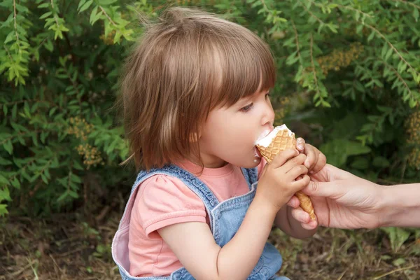 Cute girl are eating icecream — Stock Photo, Image