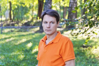 Adam turuncu giysileri