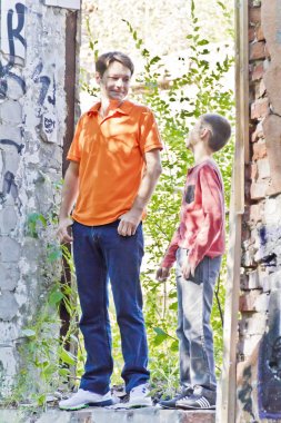 Baba ve oğul Harabeleri ile oynuyorlar