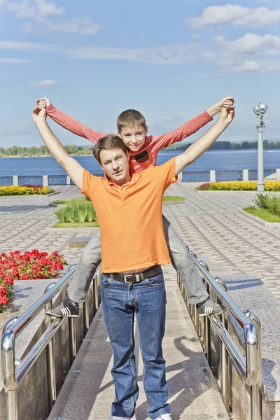 Sohn und Vater an Böschung — Stockfoto