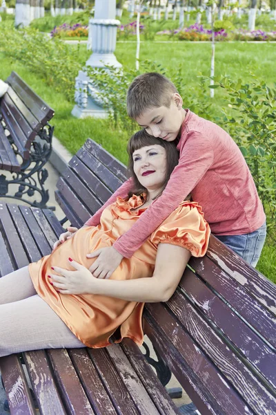 Hijo abraza estómago de su madre embarazada — Foto de Stock