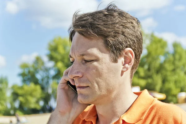 Mannen i orange kläder — Stockfoto