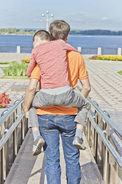 Sohn hängt an den Schultern des Vaters — Stockfoto