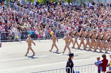 Samara, Rusya - 9 Mayıs 2016: Rus askerleri Mart yıllık zafer günü, 9 Mayıs 2016 Rusya'nın Samara kentinde üzerinde geçit töreninde.