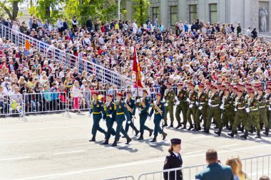 Samara, Rusya - 9 Mayıs 2016: Rus askerleri Mart yıllık zafer günü, 9 Mayıs 2016 Rusya'nın Samara kentinde üzerinde geçit töreninde.
