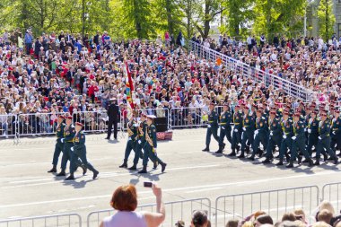 Samara, Rusya - 9 Mayıs 2016: Rus askerleri Mart yıllık zafer günü, 9 Mayıs 2016 Rusya'nın Samara kentinde üzerinde geçit töreninde.