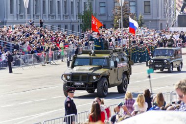 Samara, Rusya - 9 Mayıs 2016: Rus askeri nakliye yıllık zafer günü, 9 Mayıs 2016 Rusya'nın Samara kentinde üzerinde geçit töreninde