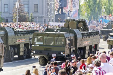 Samara, Rusya - 9 Mayıs 2016: Rus askeri nakliye yıllık zafer günü, 9 Mayıs 2016 Rusya'nın Samara kentinde üzerinde geçit töreninde