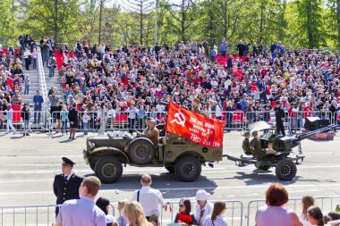 Samara, Rusya - 9 Mayıs 2016: Rus askeri nakliye yıllık zafer günü, 9 Mayıs 2016 Rusya'nın Samara kentinde üzerinde geçit töreninde