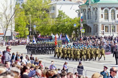 Samara, Rusya - 9 Mayıs 2016: Rus askerleri Mart yıllık zafer günü, 9 Mayıs 2016 Rusya'nın Samara kentinde üzerinde geçit töreninde.