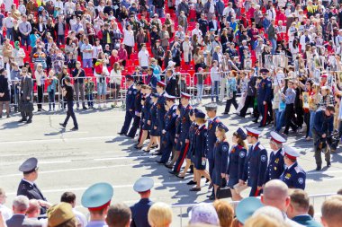 Samara, Rusya - 9 Mayıs 2016: Alay ölümsüz alayın insanlarda yıllık zafer günü 9 Mayıs 2016 yılında Samara, Rusya Federasyonu