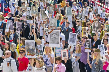 Samara, Rusya - 9 Mayıs 2016: Alay ölümsüz alayın insanlarda yıllık zafer günü 9 Mayıs 2016 yılında Samara, Rusya Federasyonu