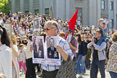 Samara, Rusya - 9 Mayıs 2016: Alay ölümsüz alayın insanlarda yıllık zafer günü 9 Mayıs 2016 yılında Samara, Rusya Federasyonu