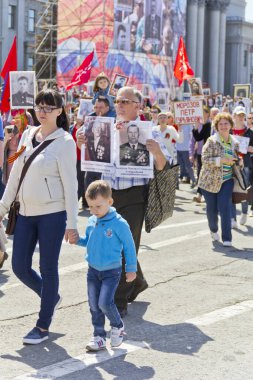 Samara, Rusya - 9 Mayıs 2016: Alay ölümsüz alayın insanlarda yıllık zafer günü 9 Mayıs 2016 yılında Samara, Rusya Federasyonu