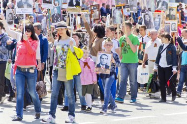 Samara, Rusya - 9 Mayıs 2016: Alay ölümsüz alayın insanlarda yıllık zafer günü 9 Mayıs 2016 yılında Samara, Rusya Federasyonu
