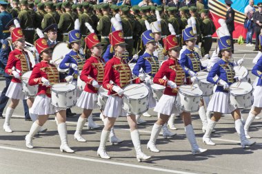 Samara, Rusya - 9 Mayıs 2017: Rus askeri kadın orkestrası her yıl düzenlenen Zafer Günü 'nde Rusya' nın Samara kentinde yürüyüş