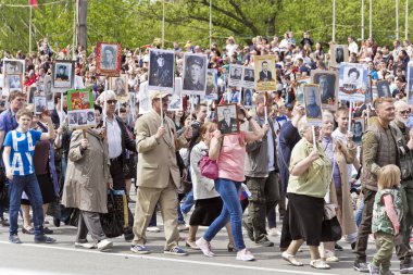 Samara, Rusya - 9 Mayıs 2017: Alay ölümsüz alayın insanlarda yıllık zafer günü 9 Mayıs 2017 yılında Samara, Rusya Federasyonu