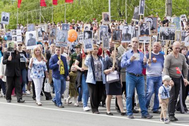 Samara, Rusya - 9 Mayıs 2017: Alay ölümsüz alayın insanlarda yıllık zafer günü 9 Mayıs 2017 yılında Samara, Rusya Federasyonu