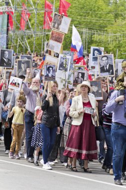 Samara, Rusya - 9 Mayıs 2017: Alay ölümsüz alayın insanlarda yıllık zafer günü 9 Mayıs 2017 yılında Samara, Rusya Federasyonu