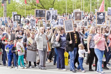 Samara, Rusya - 9 Mayıs 2017: Alay ölümsüz alayın insanlarda yıllık zafer günü 9 Mayıs 2017 yılında Samara, Rusya Federasyonu
