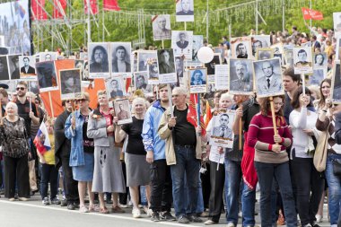 Samara, Rusya - 9 Mayıs 2017: Alay ölümsüz alayın insanlarda yıllık zafer günü 9 Mayıs 2017 yılında Samara, Rusya Federasyonu