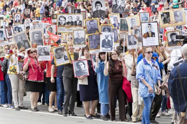 Samara, Rusya - 9 Mayıs 2017: Alay ölümsüz alayın insanlarda yıllık zafer günü 9 Mayıs 2017 yılında Samara, Rusya Federasyonu