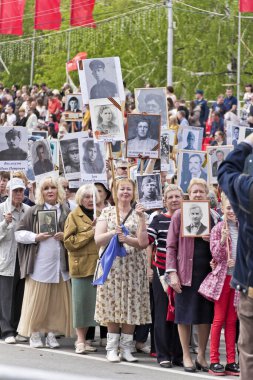 Samara, Rusya - 9 Mayıs 2017: Alay ölümsüz alayın insanlarda yıllık zafer günü 9 Mayıs 2017 yılında Samara, Rusya Federasyonu