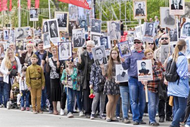 Samara, Rusya - 9 Mayıs 2017: Alay ölümsüz alayın insanlarda yıllık zafer günü 9 Mayıs 2017 yılında Samara, Rusya Federasyonu