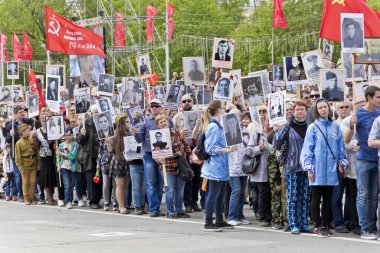 Samara, Rusya - 9 Mayıs 2017: Alay ölümsüz alayın insanlarda yıllık zafer günü 9 Mayıs 2017 yılında Samara, Rusya Federasyonu