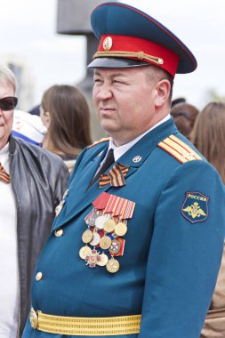 Samara, Rusya - 9 Mayıs 2017: Her yıl düzenlenen Zafer Günü 'nde Rusya' nın Samara kentinde düzenlenen geçit töreninde Rus albayı