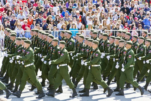 萨马拉 俄罗斯 2016年5月9日 俄罗斯士兵在一年一度的胜利日游行 2016 在萨马拉 俄罗斯 — 图库照片