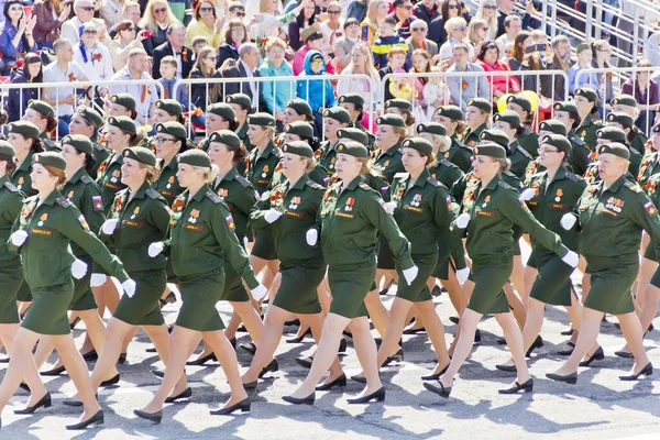 萨马拉 俄罗斯 2016年5月9日 俄罗斯军事妇女在一年一度的胜利日游行 2016 在萨马拉 俄罗斯 — 图库照片