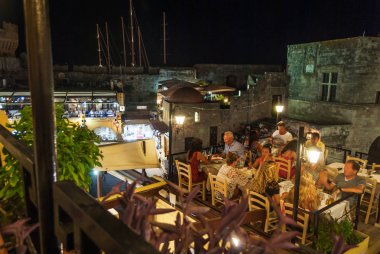 bir restoranda akşam yemeği