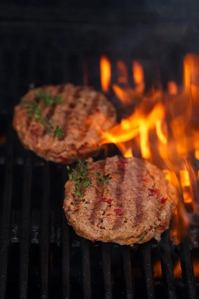 Hamburgare på grillen — Stockfoto